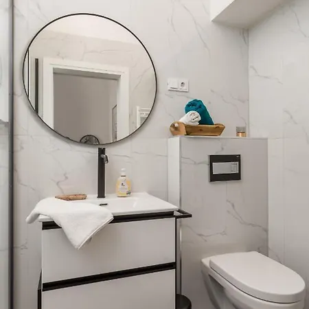 Rhea Apartment *