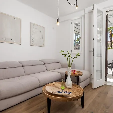 Rhea Apartment *