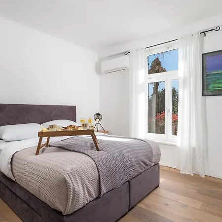 Rhea Apartment